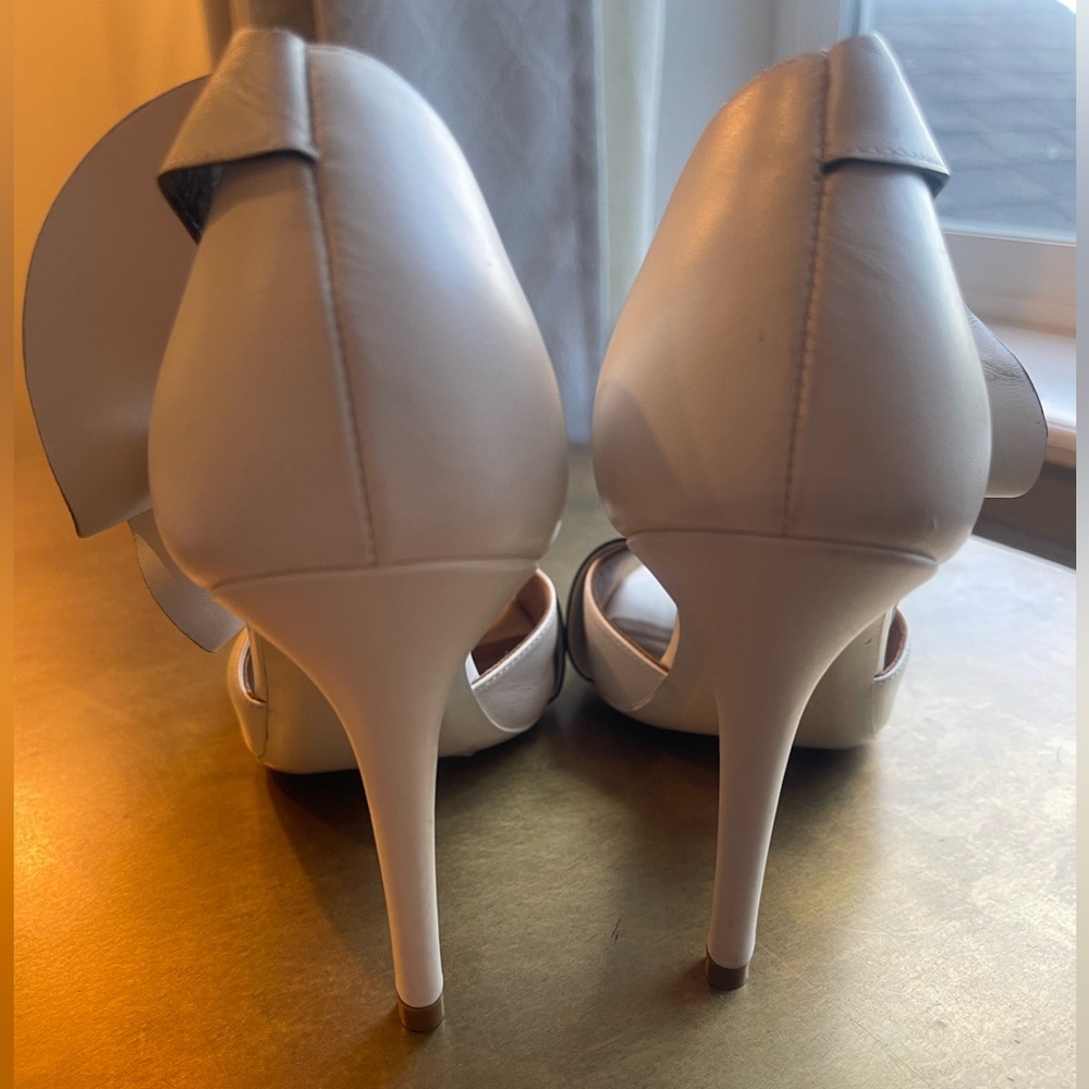 BALENCIAGA (Retail:$416) White/Black Leather Ruffle Trim D'Orsay Pumps Size 38 - Picture 6 of 9